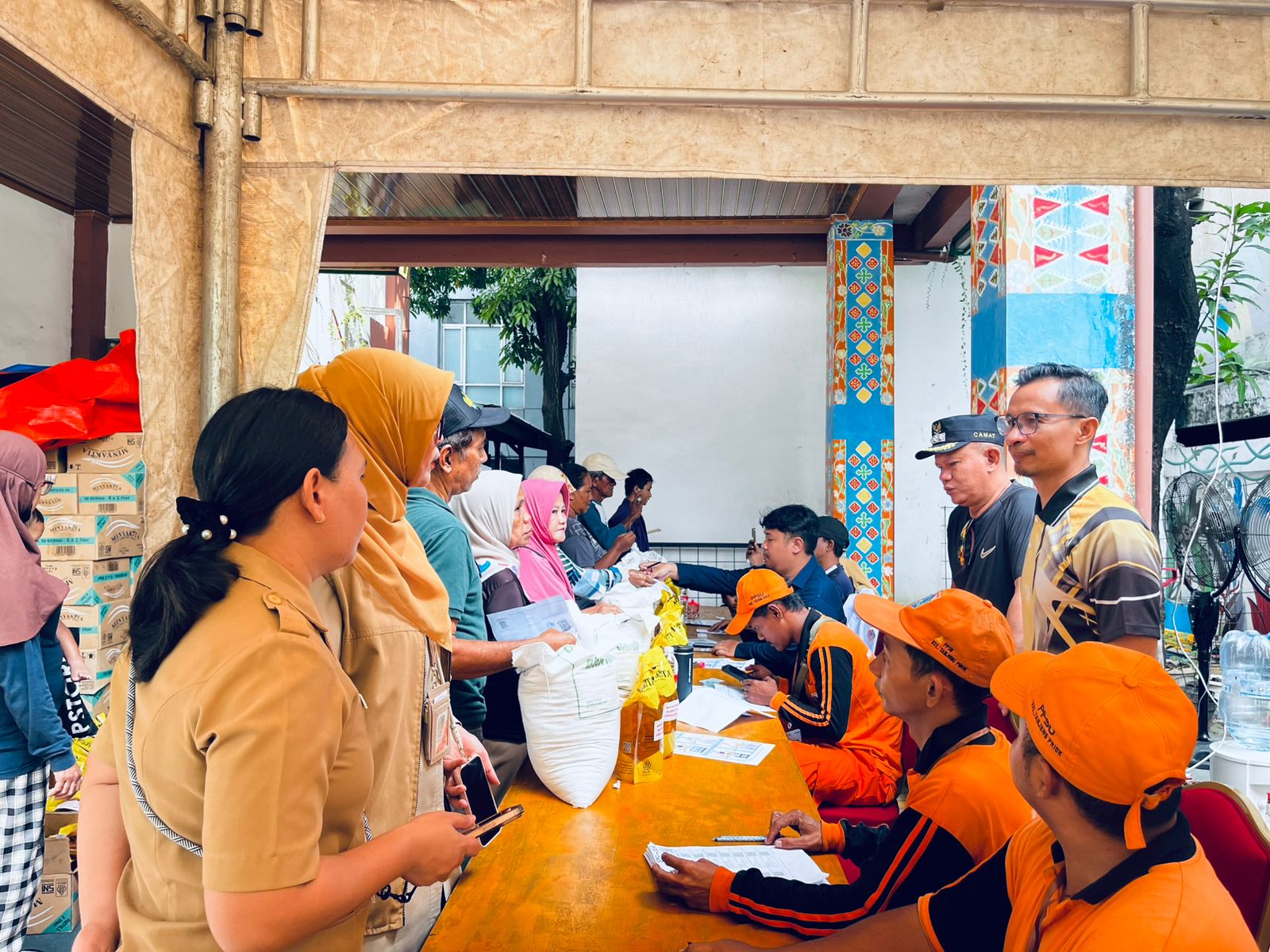 Pembagian Bantuan Pangan Beras Bulog di Kelurahan Tanjung Priok 1