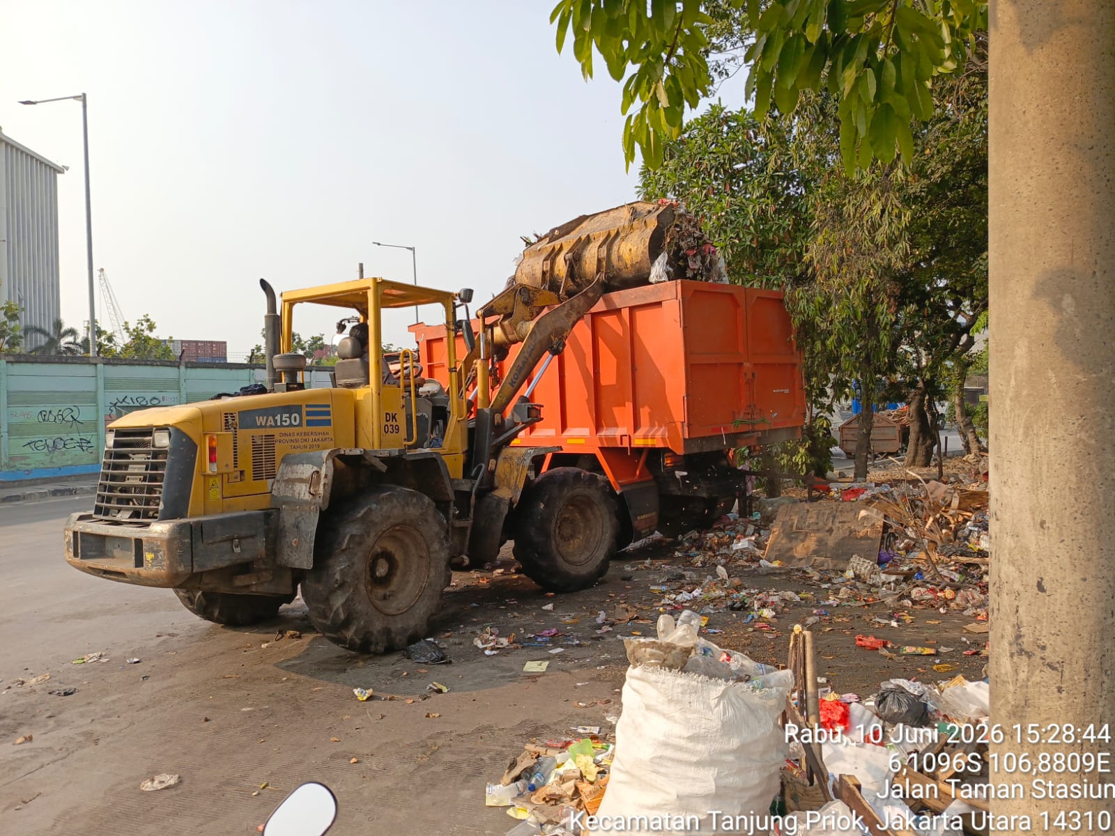 Pengangkutan Sampah di LPS Terminal Tanjung Priok 1