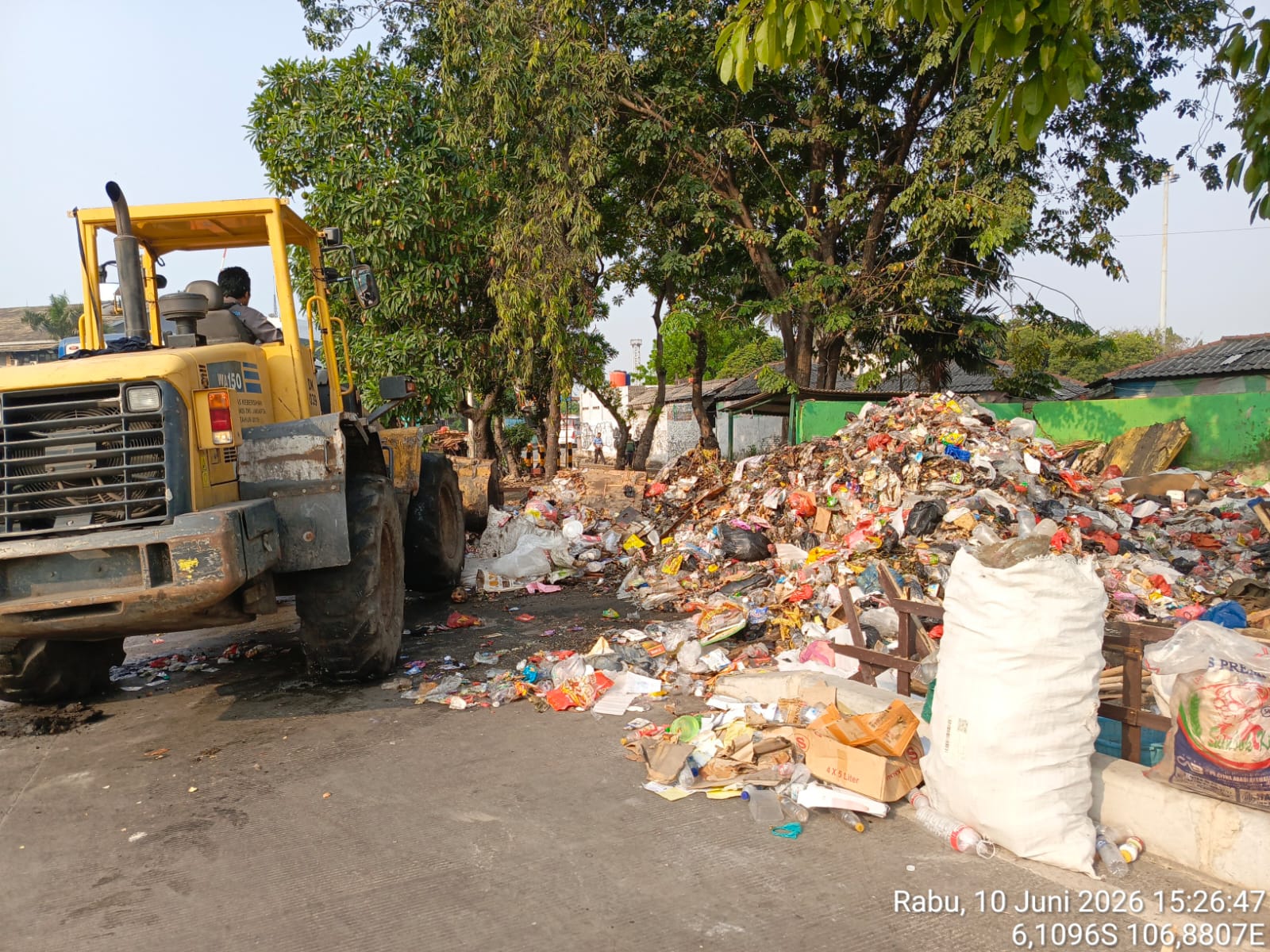 Pengangkutan Sampah di LPS Terminal Tanjung Priok 2