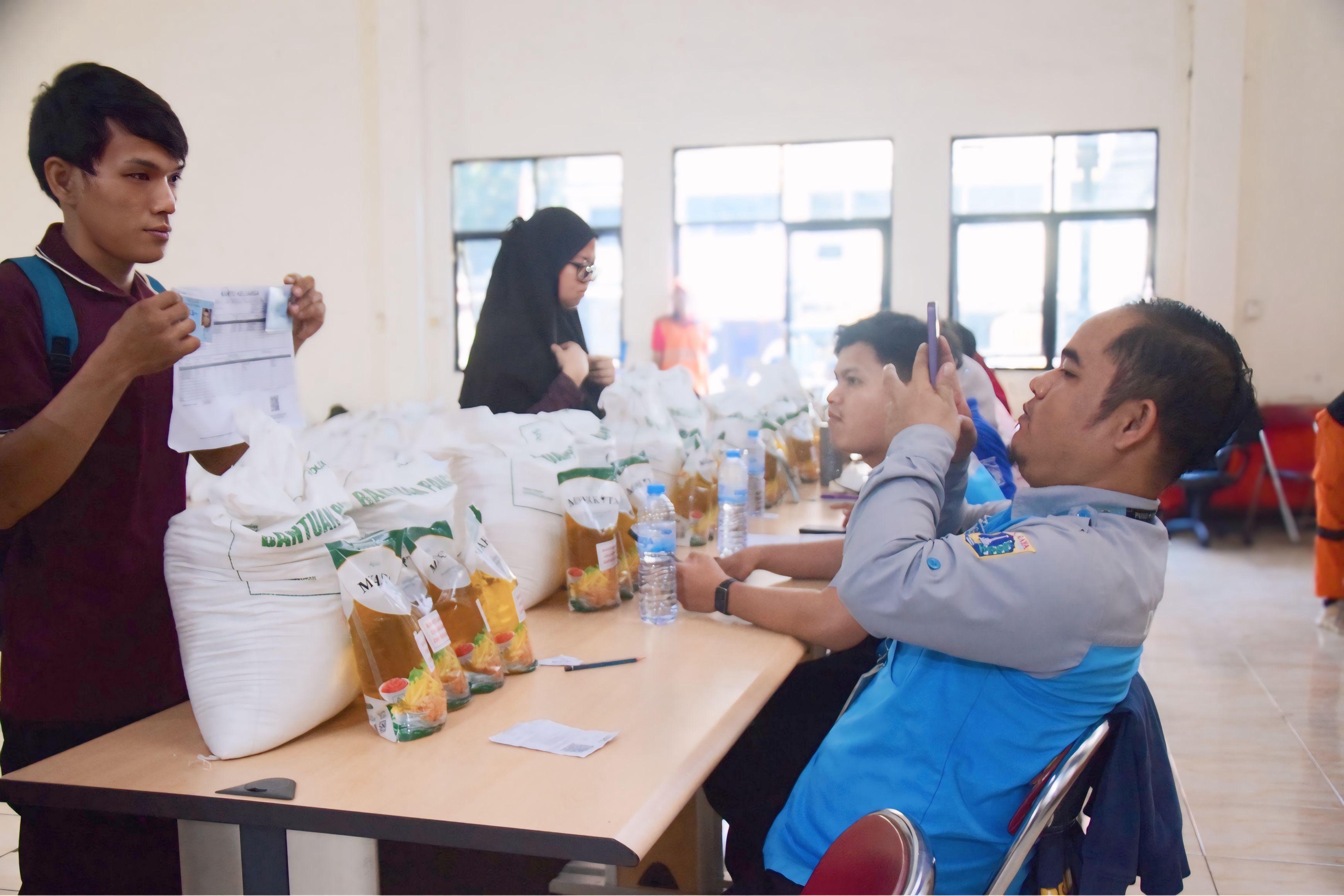 PENDISTRIBUSIAN BANTUAN PANGAN DAN PELAYANAN CEK KESEHATAN GRATIS BAGI WARGA KELURAHAN PEJAGALAN 2