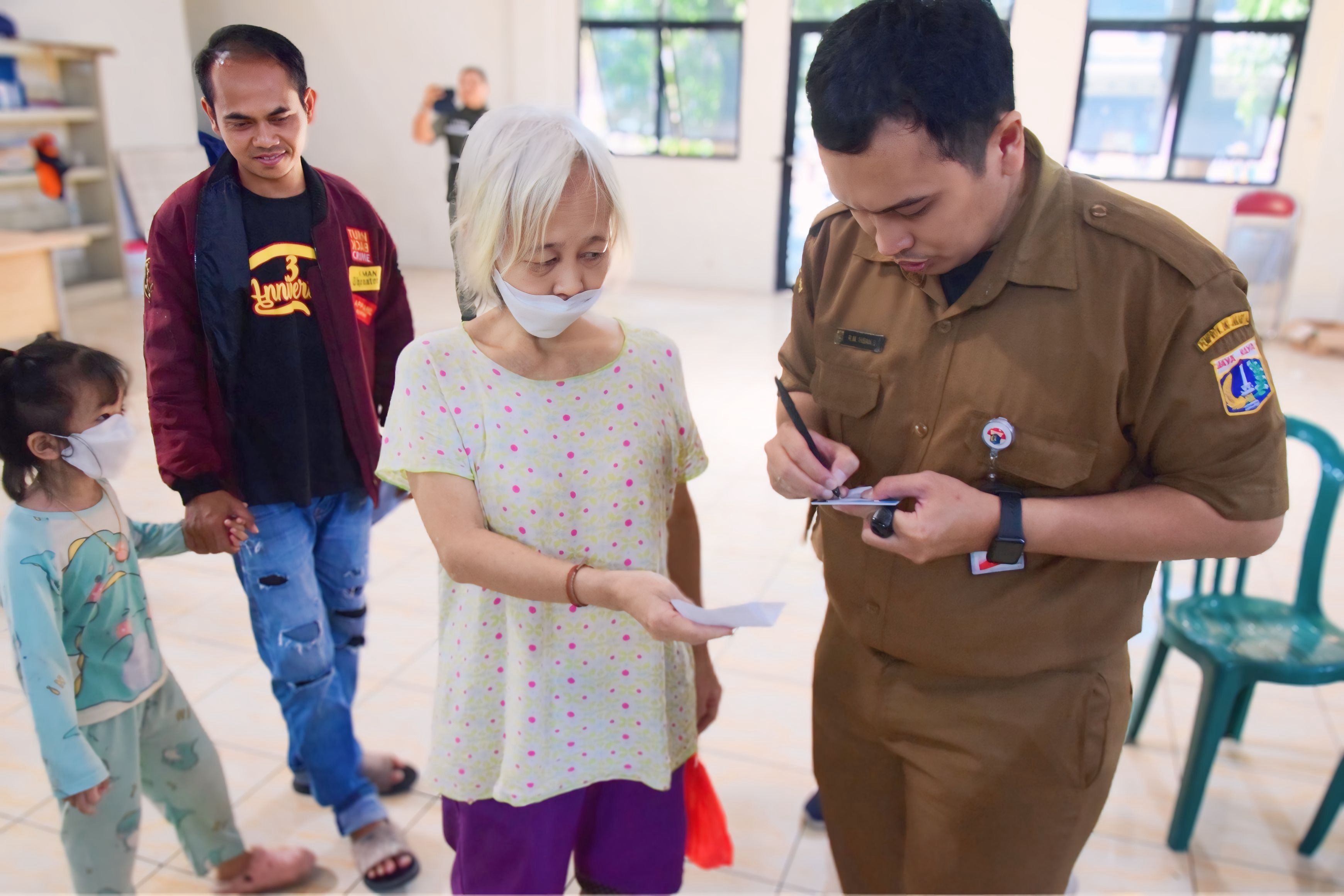 PENDISTRIBUSIAN BANTUAN PANGAN DAN PELAYANAN CEK KESEHATAN GRATIS BAGI WARGA KELURAHAN PEJAGALAN 1