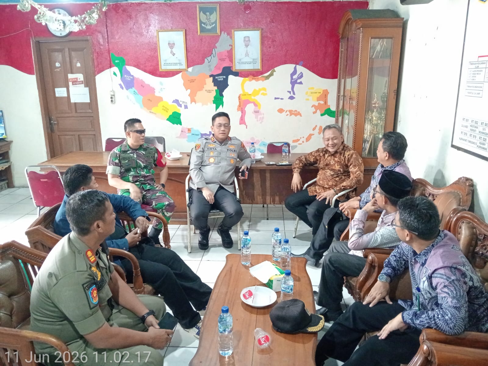 Jalin Kedekatan, Kapolres Metro Jakarta Utara Gelar Kegiatan 'One The Sport' dan Berbagi di Muara Baru 8