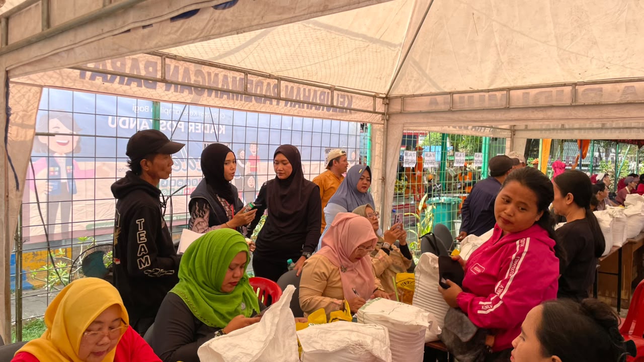 Monitoring Pendistribusian Bantuan Beras dan Minyak dari Bulog di RPTRA Budi Mulia 2