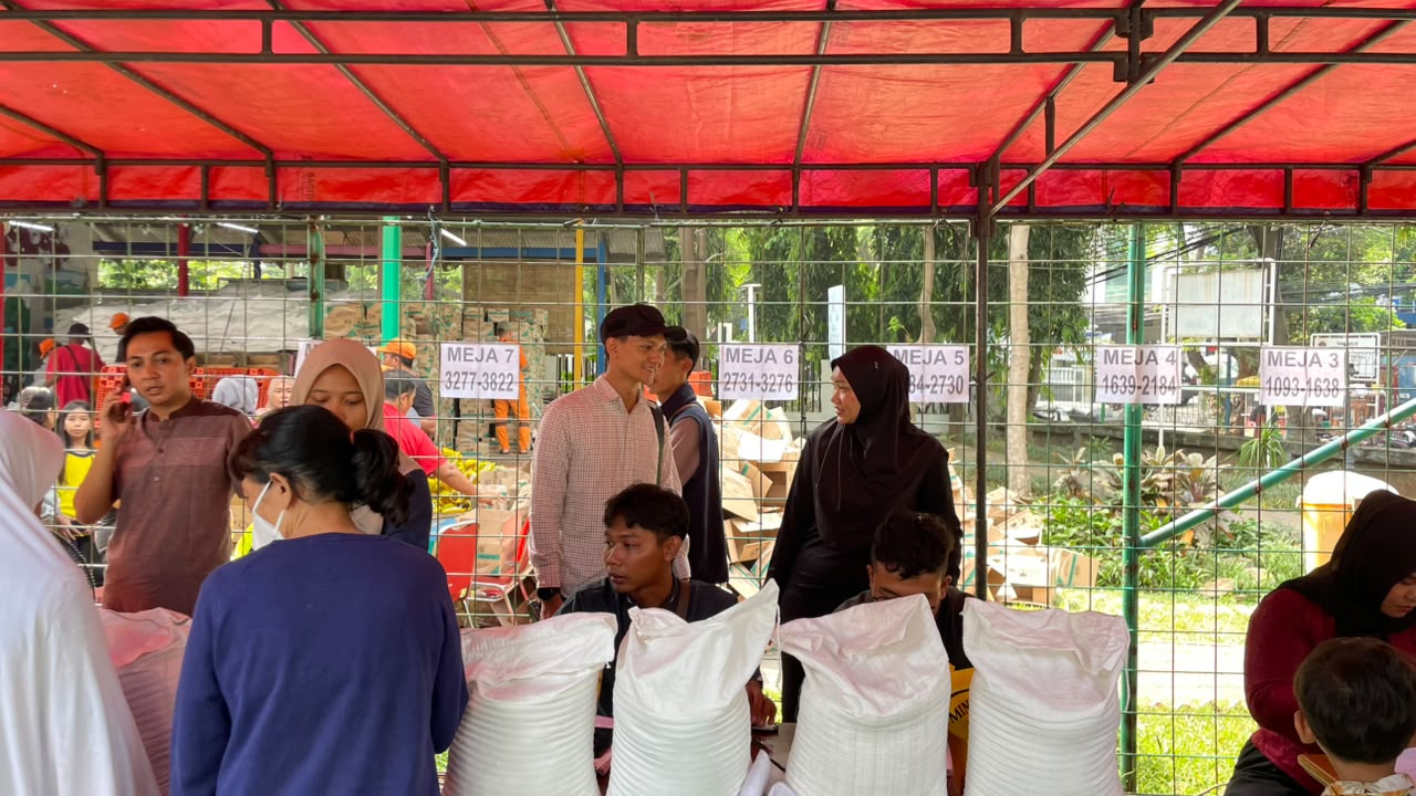 Monitoring Pendistribusian Bantuan Beras dan Minyak dari Bulog di RPTRA Budi Mulia 1