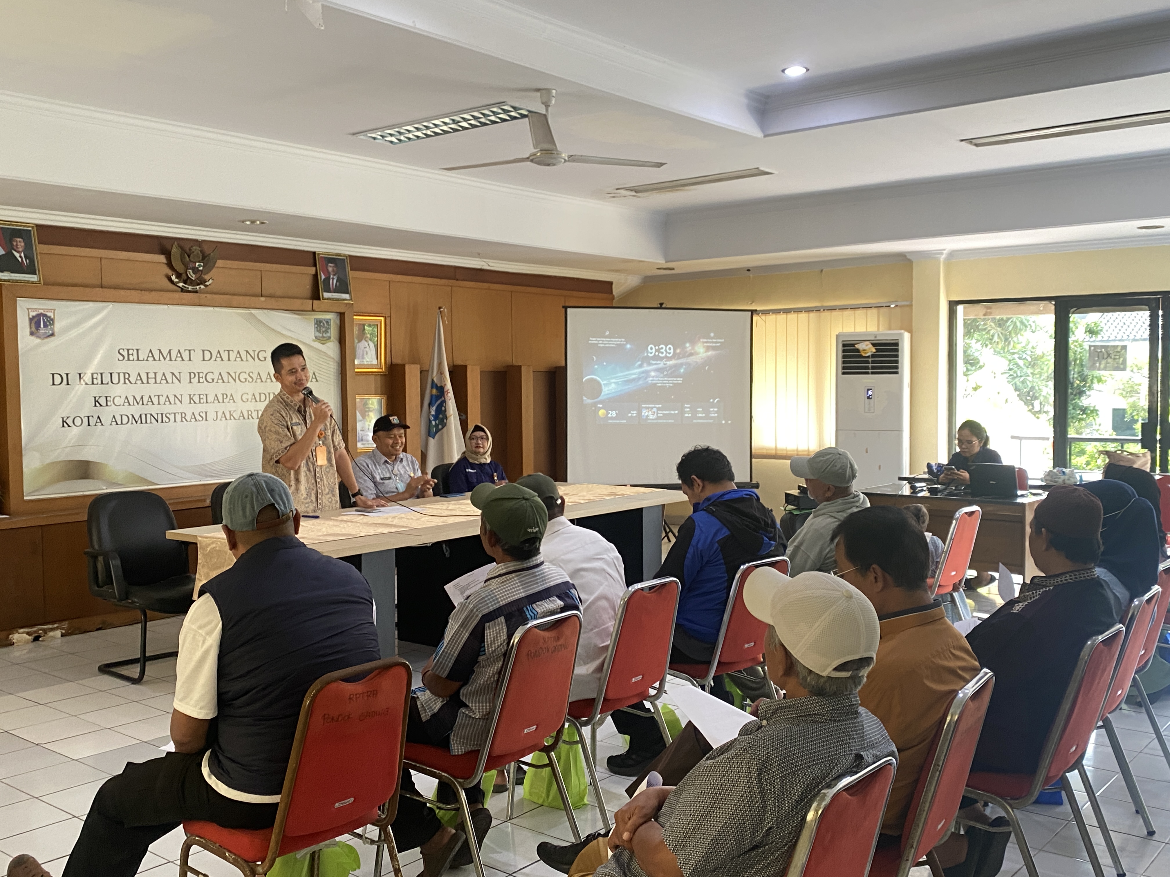 Sosialisasi Program Jaminan Kesehatan Nasional (JKN) bagi Kader Dasawisma dan DKM di Kelurahan Pegangsaan Dua 1