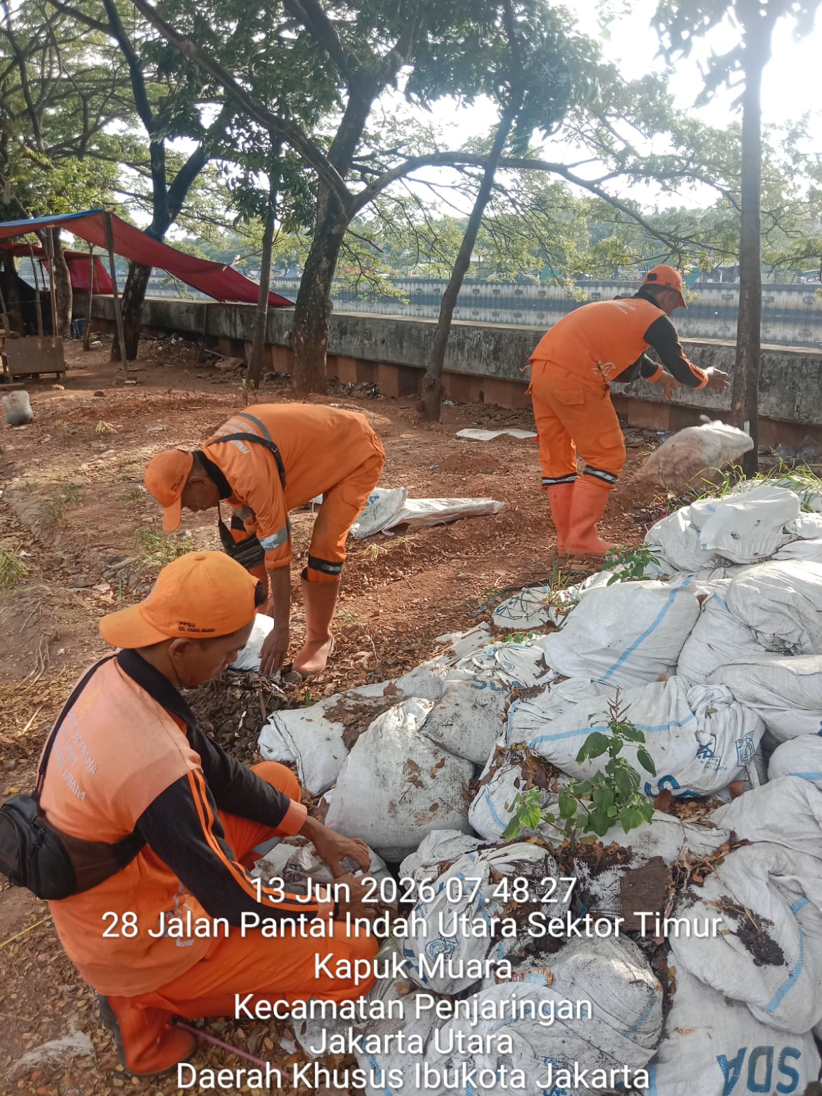 Tim Zona 6 PPSU Kamal Muara Tingkatkan Penataan Lingkungan Melalui Pengelolaan Material dan Perapihan Area Kerja 1