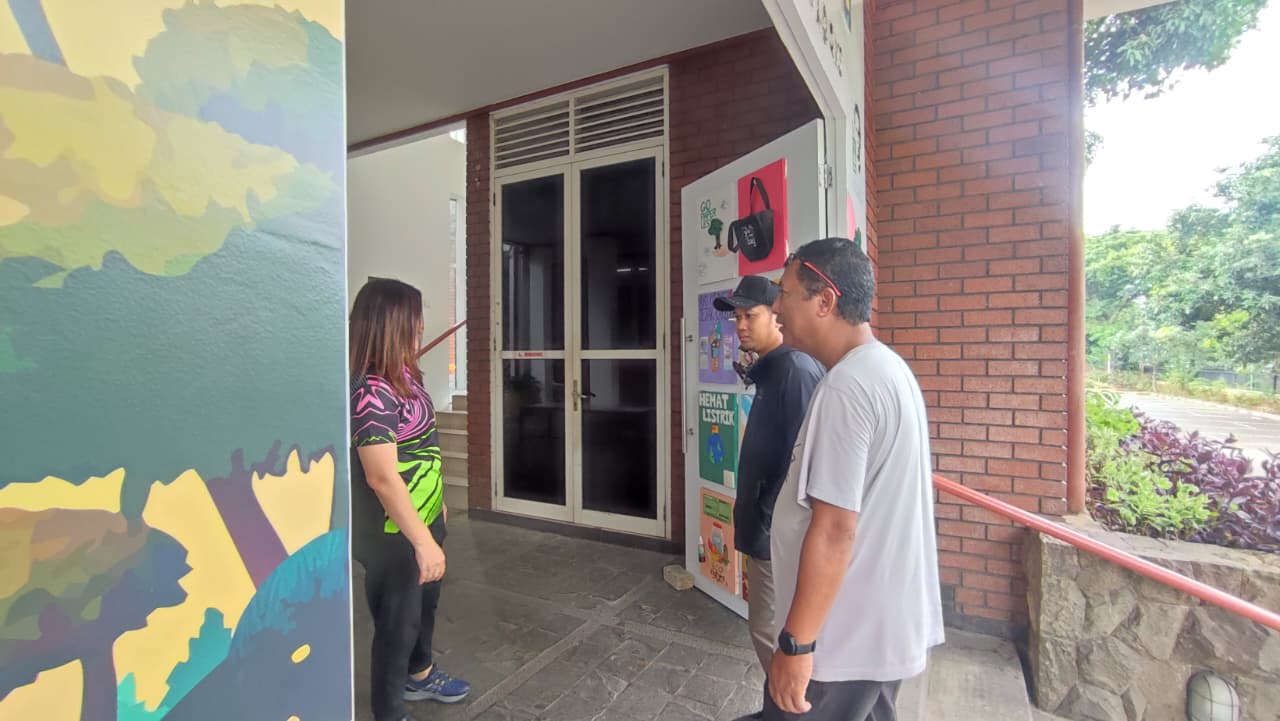 Pelihara Fasilitas Publik, Kelurahan Sunter Jaya Lakukan Monitoring Pengecatan Jembatan 5