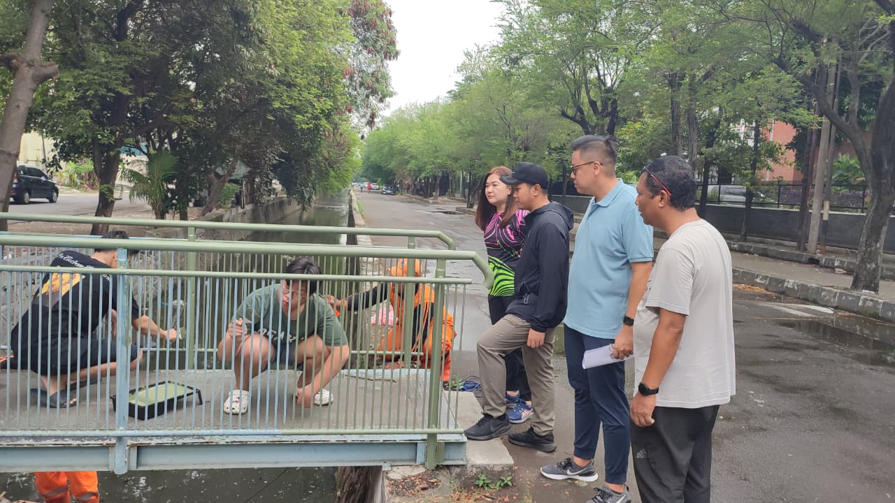 Pelihara Fasilitas Publik, Kelurahan Sunter Jaya Lakukan Monitoring Pengecatan Jembatan 3