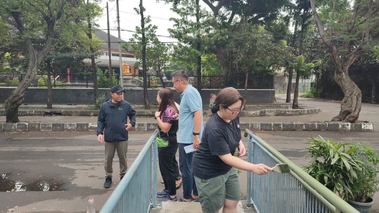 Pelihara Fasilitas Publik, Kelurahan Sunter Jaya Lakukan Monitoring Pengecatan Jembatan 2