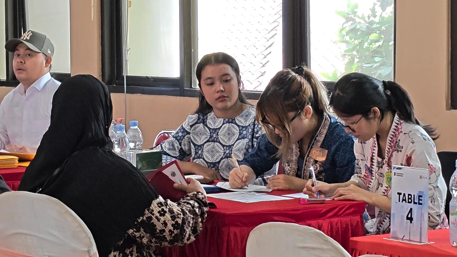 Penyampaian Nilai Kompensasi ROW SUTET 800 kV Priok–Muara Tawar di Rawa Badak Selatan senin 15 Juni 2026 10