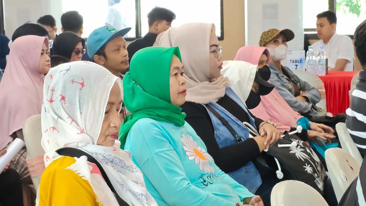 Penyampaian Nilai Kompensasi ROW SUTET 800 kV Priok–Muara Tawar di Rawa Badak Selatan senin 15 Juni 2026 9