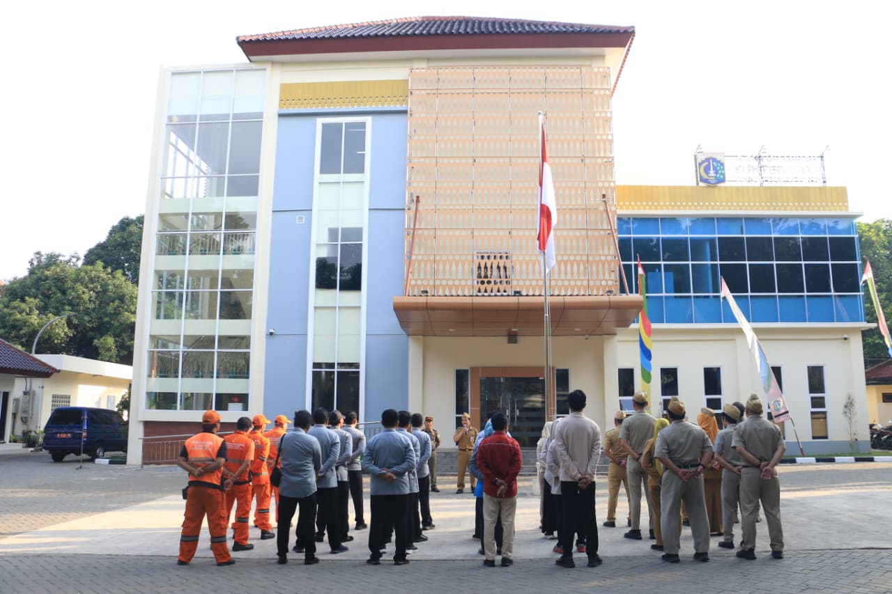 Awali Pekan dengan Kedisiplinan: Apel Pagi Aparatur Kelurahan Sunter Jaya 2