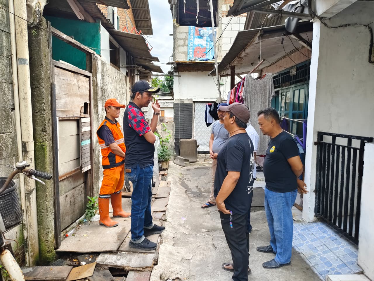 Kelurahan Papanggo Bersama Warga RW 08 Gelar Kerja Bakti dan Sambang Warga untuk Ciptakan Lingkungan Bersih dan Kondusif 4
