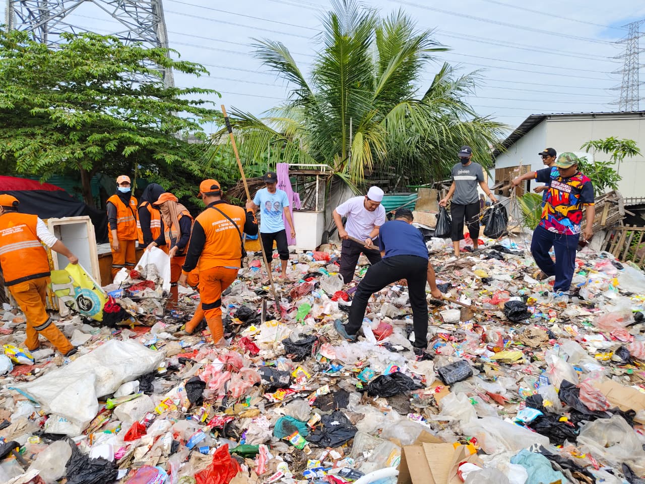 Kelurahan Papanggo Bersama Warga RW 08 Gelar Kerja Bakti dan Sambang Warga untuk Ciptakan Lingkungan Bersih dan Kondusif 1