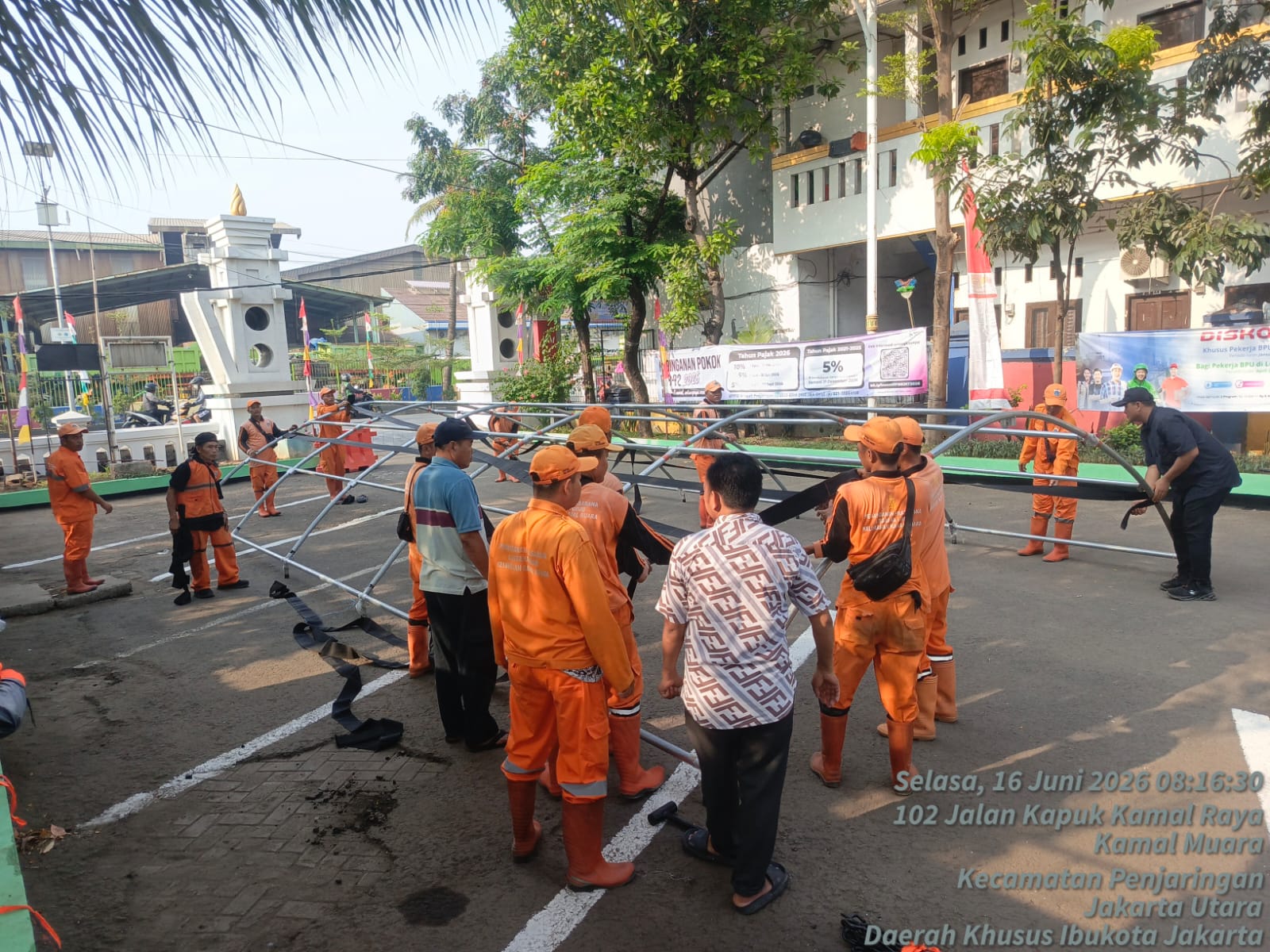 Pemasangan Tenda BPBD Perkuat Kesiapsiagaan dan Dukungan Pelayanan Masyarakat di Kamal Muara 1