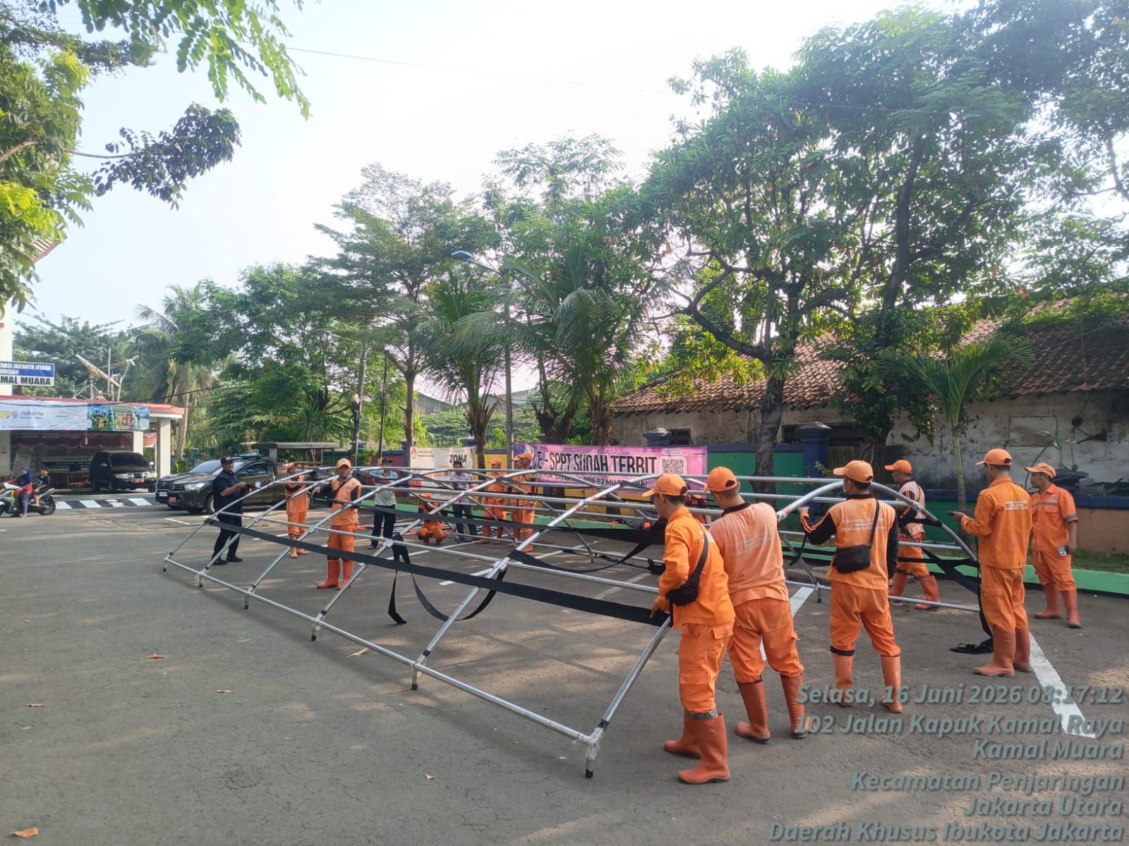 Pemasangan Tenda BPBD Perkuat Kesiapsiagaan dan Dukungan Pelayanan Masyarakat di Kamal Muara 3