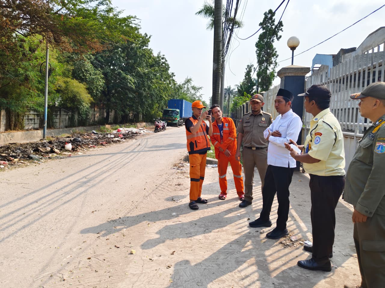 Tindak Lanjut Aduan Warga, Kelurahan Papanggo Bersihkan Lokasi Tumpukan Sampah di Sisi Timur Perumahan Metro Sunter 2