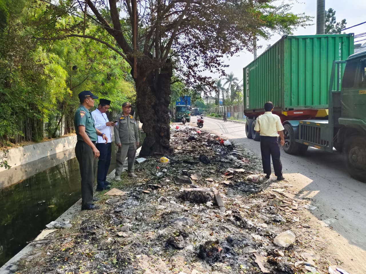 Tindak Lanjut Aduan Warga, Kelurahan Papanggo Bersihkan Lokasi Tumpukan Sampah di Sisi Timur Perumahan Metro Sunter 3