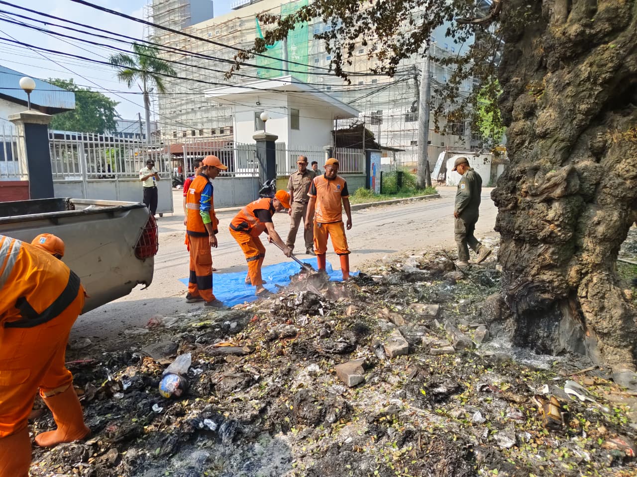 Tindak Lanjut Aduan Warga, Kelurahan Papanggo Bersihkan Lokasi Tumpukan Sampah di Sisi Timur Perumahan Metro Sunter 5