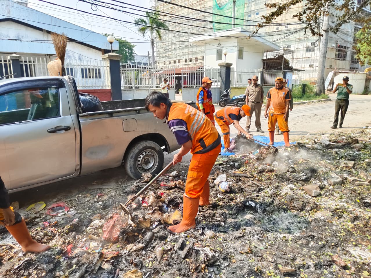 Tindak Lanjut Aduan Warga, Kelurahan Papanggo Bersihkan Lokasi Tumpukan Sampah di Sisi Timur Perumahan Metro Sunter 6