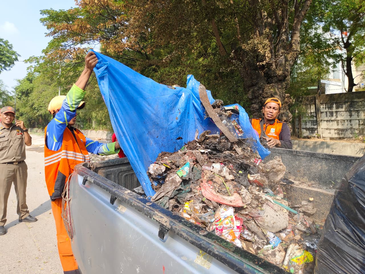 Tindak Lanjut Aduan Warga, Kelurahan Papanggo Bersihkan Lokasi Tumpukan Sampah di Sisi Timur Perumahan Metro Sunter 8