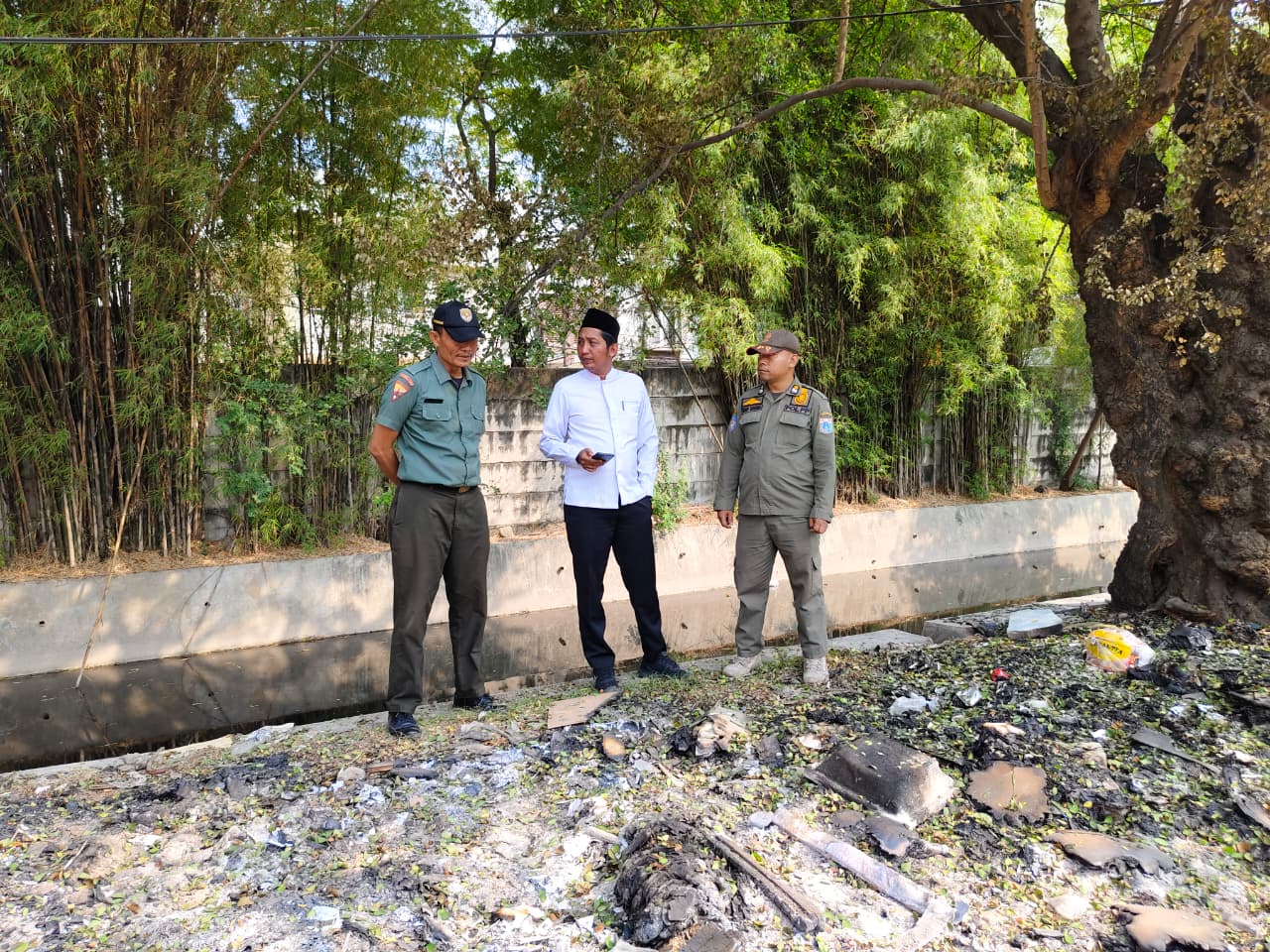 Tindak Lanjut Aduan Warga, Kelurahan Papanggo Bersihkan Lokasi Tumpukan Sampah di Sisi Timur Perumahan Metro Sunter 4