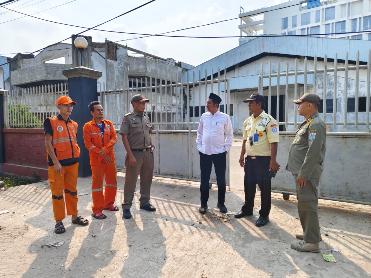 Tindak Lanjut Aduan Warga, Kelurahan Papanggo Bersihkan Lokasi Tumpukan Sampah di Sisi Timur Perumahan Metro Sunter 1