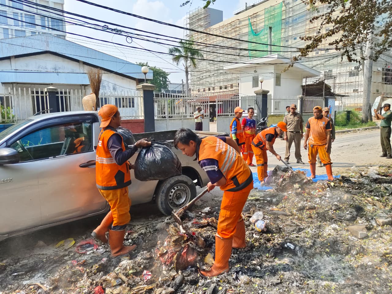 Tindak Lanjut Aduan Warga, Kelurahan Papanggo Bersihkan Lokasi Tumpukan Sampah di Sisi Timur Perumahan Metro Sunter 7