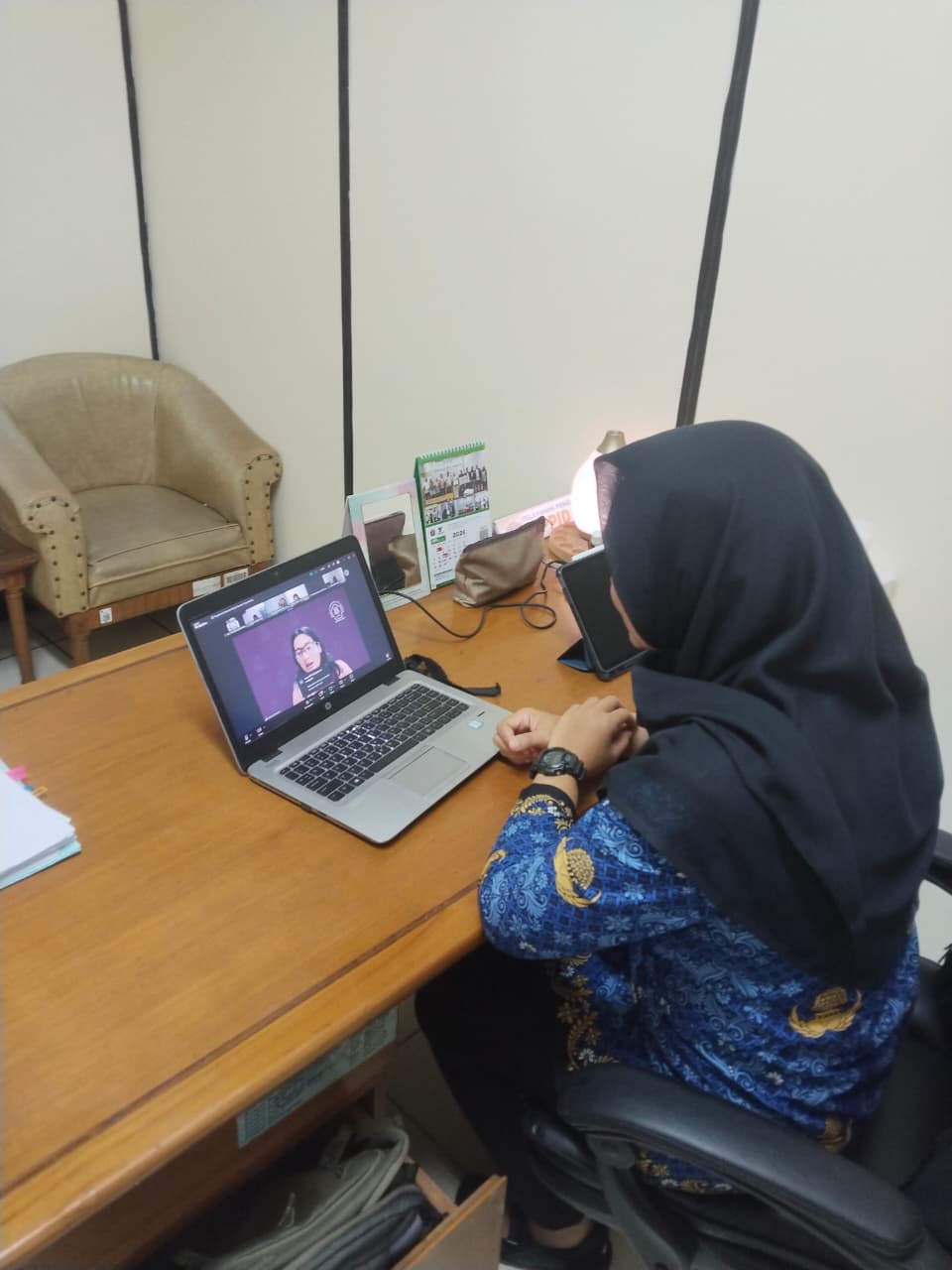 Sekretaris Kelurahan Pademangan Barat Ikuti Zoom Meeting Peningkatan Wawasan Satuan Tugas Kawasan Tanpa Rokok 1