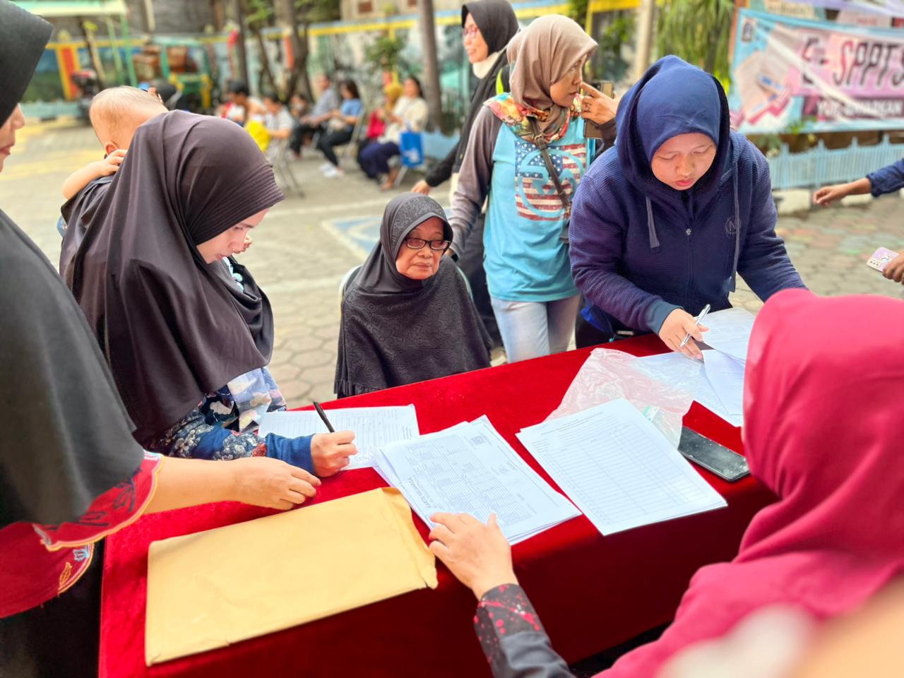 Penyaluran KKS Bantuan Sosial BPNT Triwulan II Tahun 2026 di Kelurahan Pademangan Timur Berlangsung Tertib dan Lancar 1