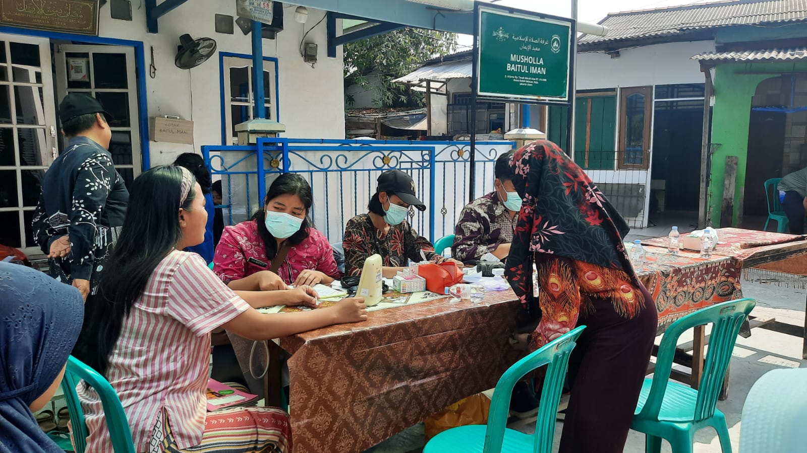 Kasi Kesra dan Staf Kelurahan Rawa Badak Selatan Monitoring Kegiatan Cek Kesehatan Gratis di RW 08 2