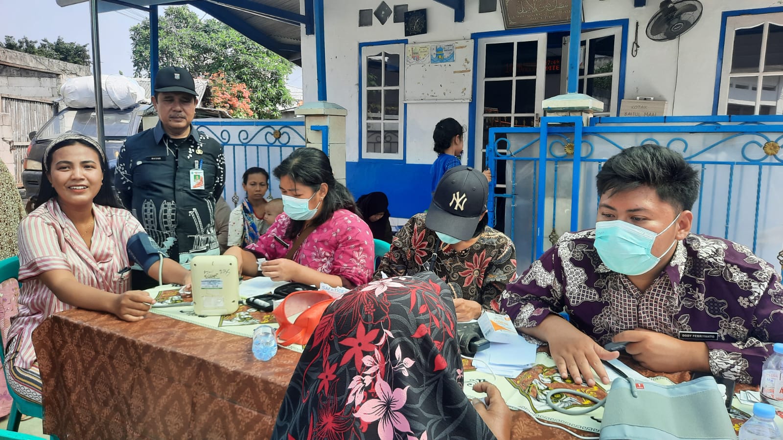 Kasi Kesra dan Staf Kelurahan Rawa Badak Selatan Monitoring Kegiatan Cek Kesehatan Gratis di RW 08 3