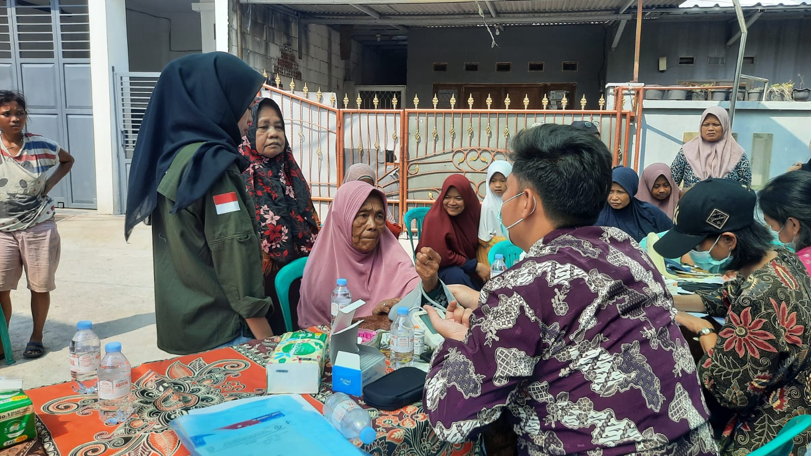 Kasi Kesra dan Staf Kelurahan Rawa Badak Selatan Monitoring Kegiatan Cek Kesehatan Gratis di RW 08 1