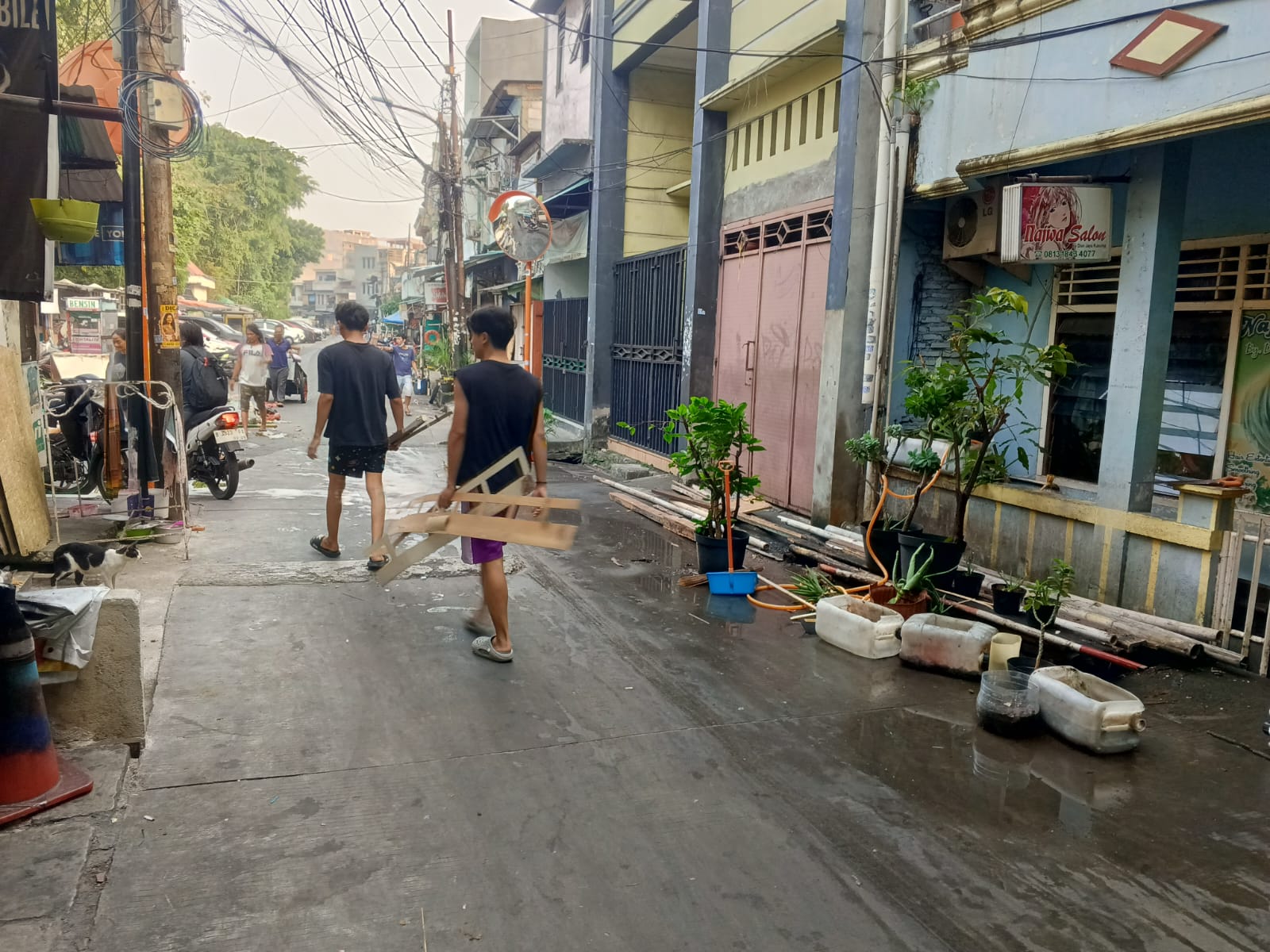 Kegiatan Kerja Bakti di RW 06 Perkuat Kepedulian Warga terhadap Kebersihan Lingkungan 2