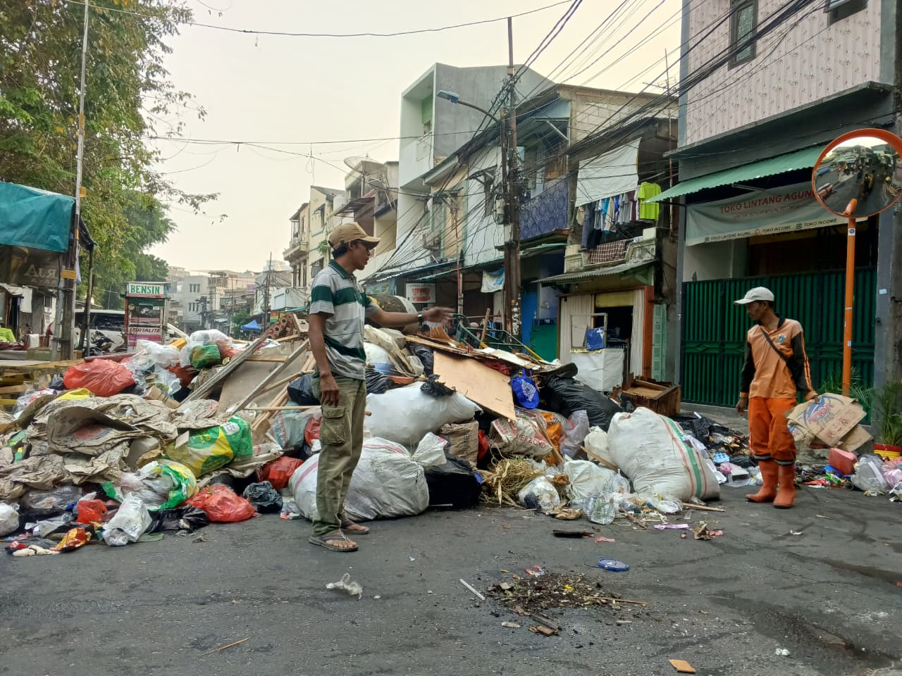 Kegiatan Kerja Bakti di RW 06 Perkuat Kepedulian Warga terhadap Kebersihan Lingkungan 1