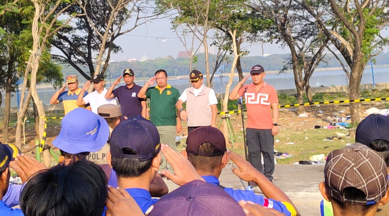 Kerja Bakti Gabungan Bersihkan Area TPS 3R Waduk Cincin, Wujud Sinergi Menjaga Kebersihan Lingkungan di Papanggo 1