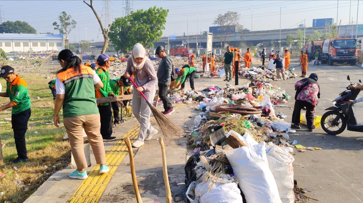 Kerja Bakti Gabungan Bersihkan Area TPS 3R Waduk Cincin, Wujud Sinergi Menjaga Kebersihan Lingkungan di Papanggo 7