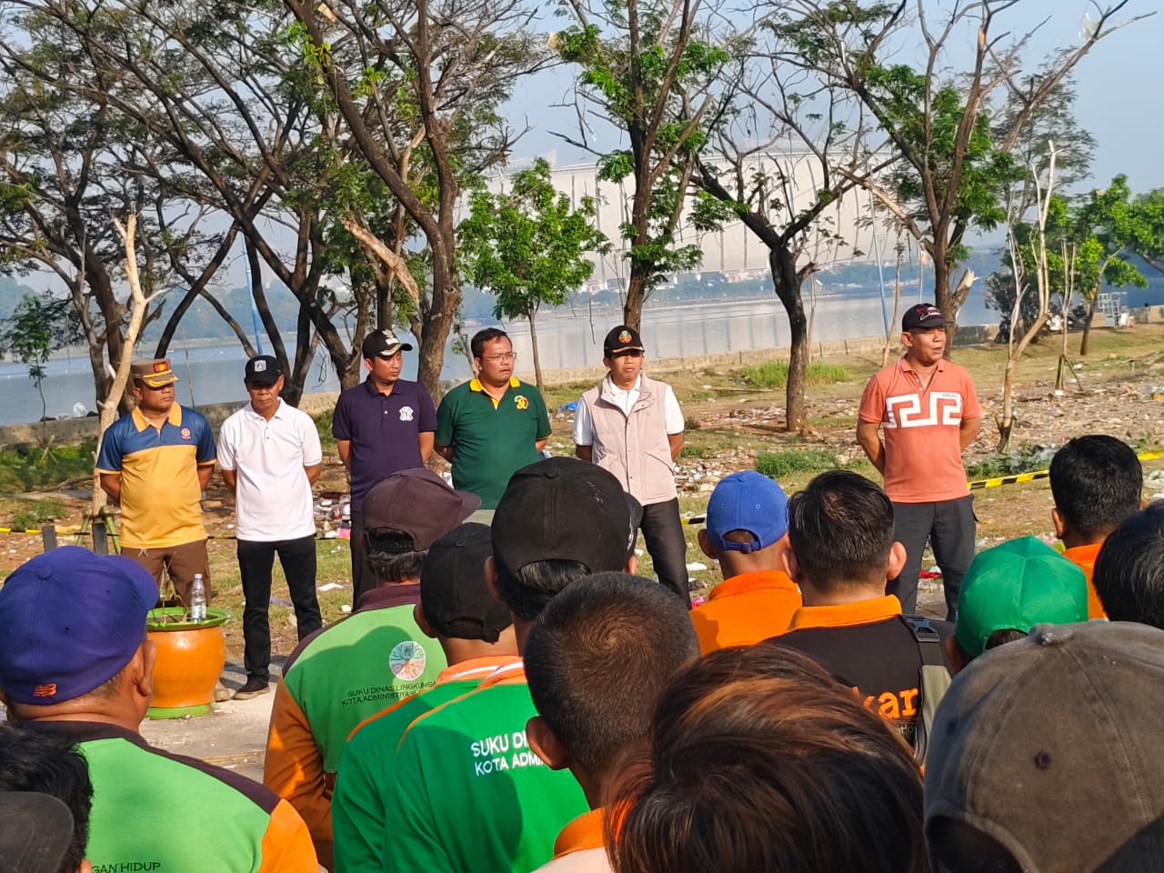 Kerja Bakti Gabungan Bersihkan Area TPS 3R Waduk Cincin, Wujud Sinergi Menjaga Kebersihan Lingkungan di Papanggo 2