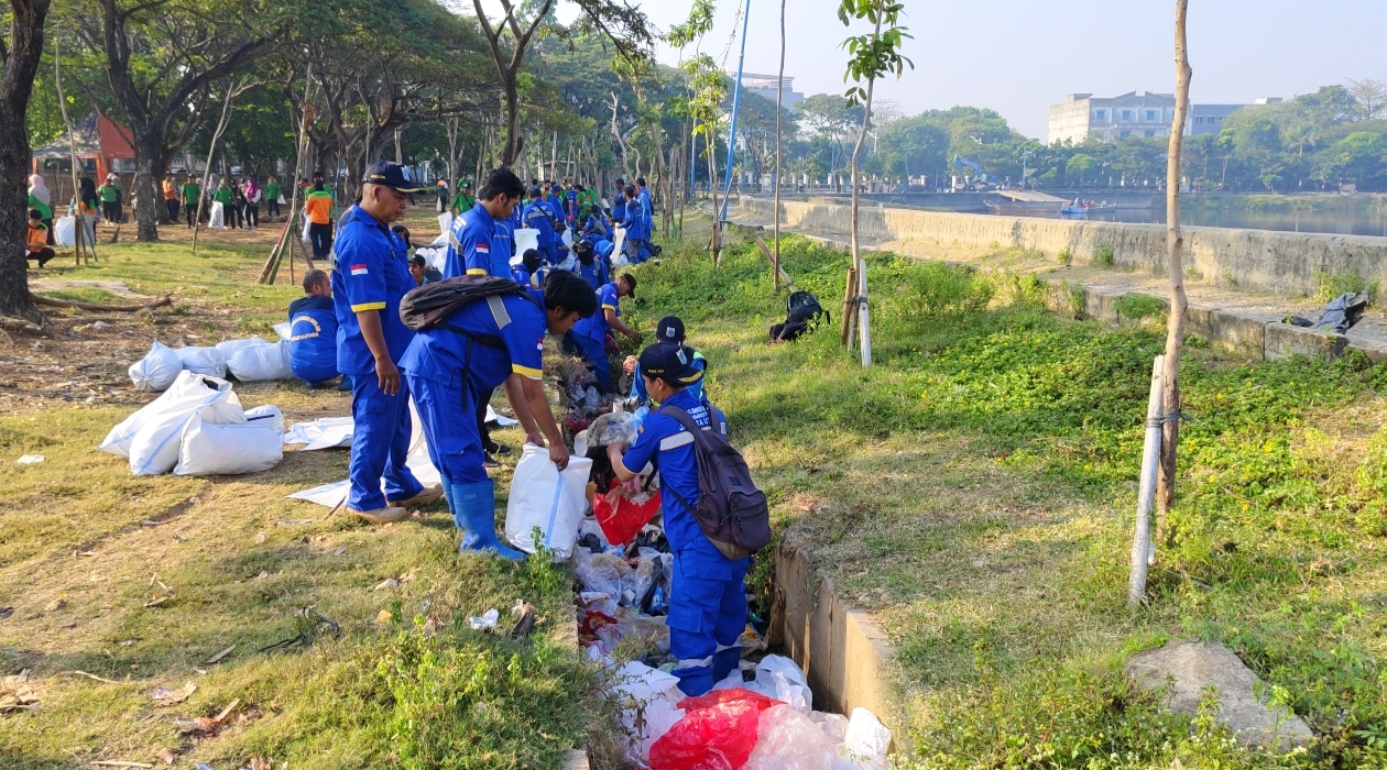 Kerja Bakti Gabungan Bersihkan Area TPS 3R Waduk Cincin, Wujud Sinergi Menjaga Kebersihan Lingkungan di Papanggo 8