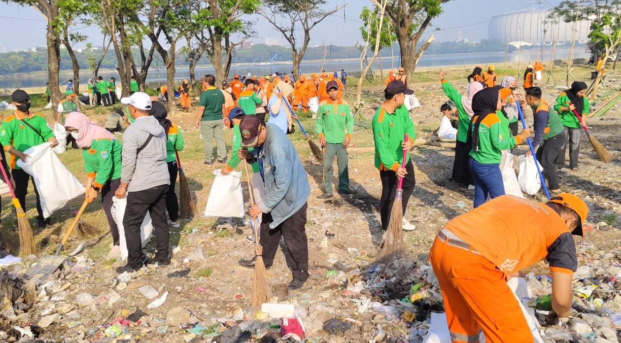 Kerja Bakti Gabungan Bersihkan Area TPS 3R Waduk Cincin, Wujud Sinergi Menjaga Kebersihan Lingkungan di Papanggo 9