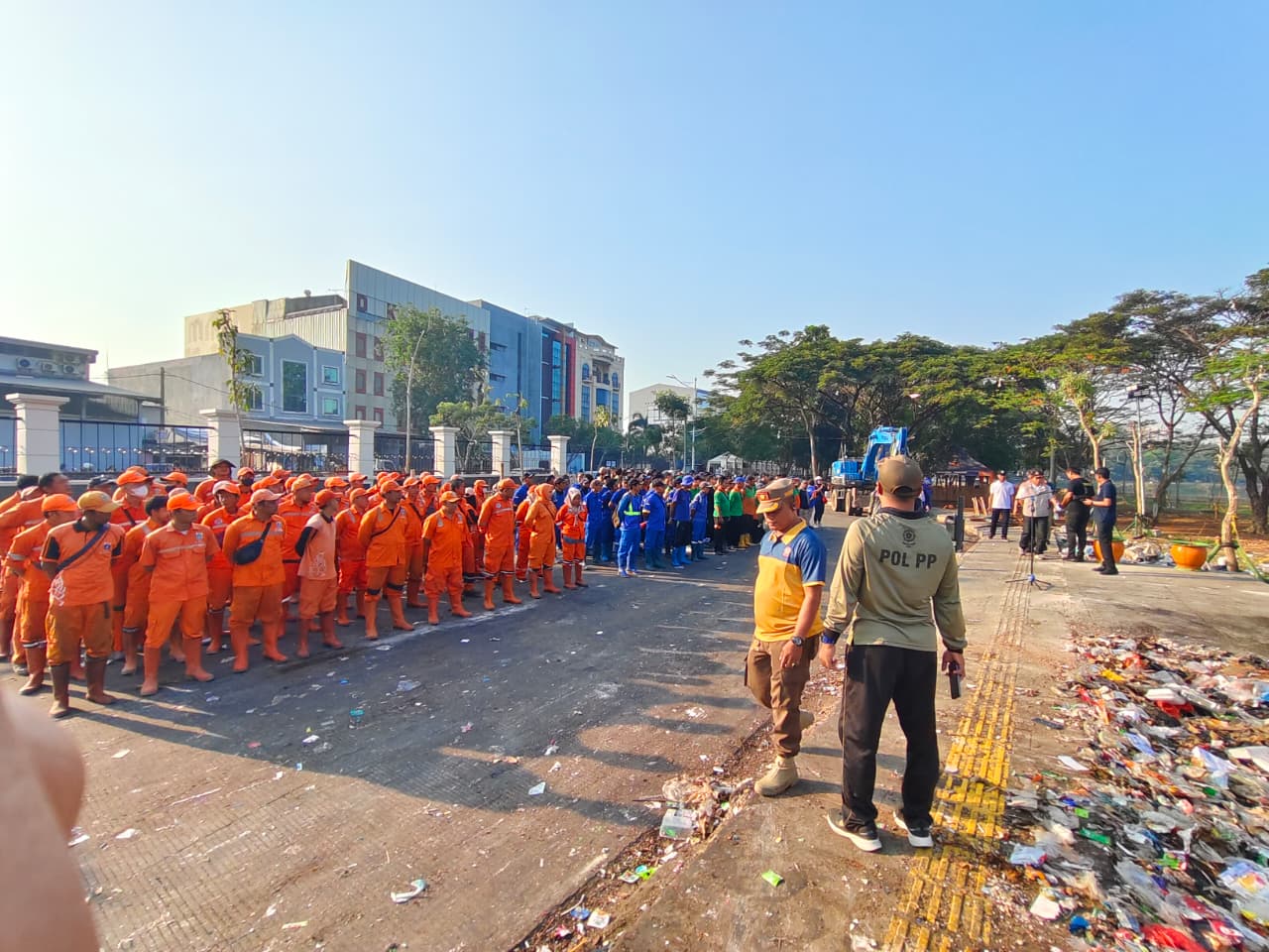 Kerja Bakti Gabungan Bersihkan Area TPS 3R Waduk Cincin, Wujud Sinergi Menjaga Kebersihan Lingkungan di Papanggo 4