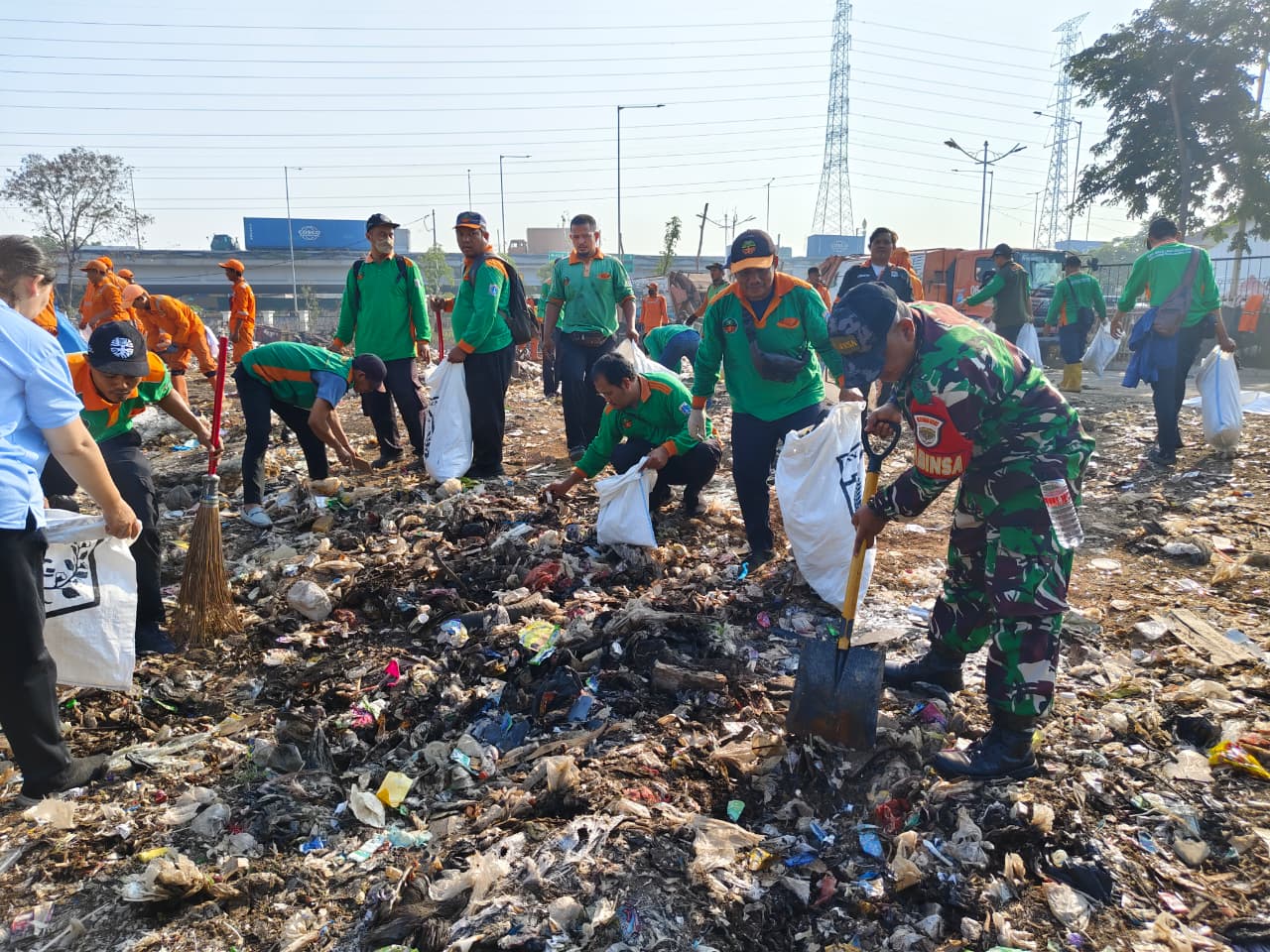 Kerja Bakti Gabungan Bersihkan Area TPS 3R Waduk Cincin, Wujud Sinergi Menjaga Kebersihan Lingkungan di Papanggo 5