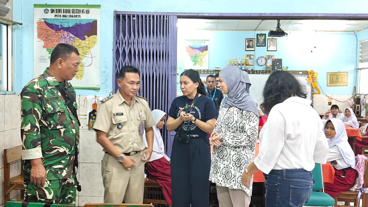 Lurah Rawa Badak Selatan Dampingi Kunjungan Staf Kedutaan Besar Denmark ke SDN Rawa Badak 05 Keluarahan Rawa Badak Selatan, 2