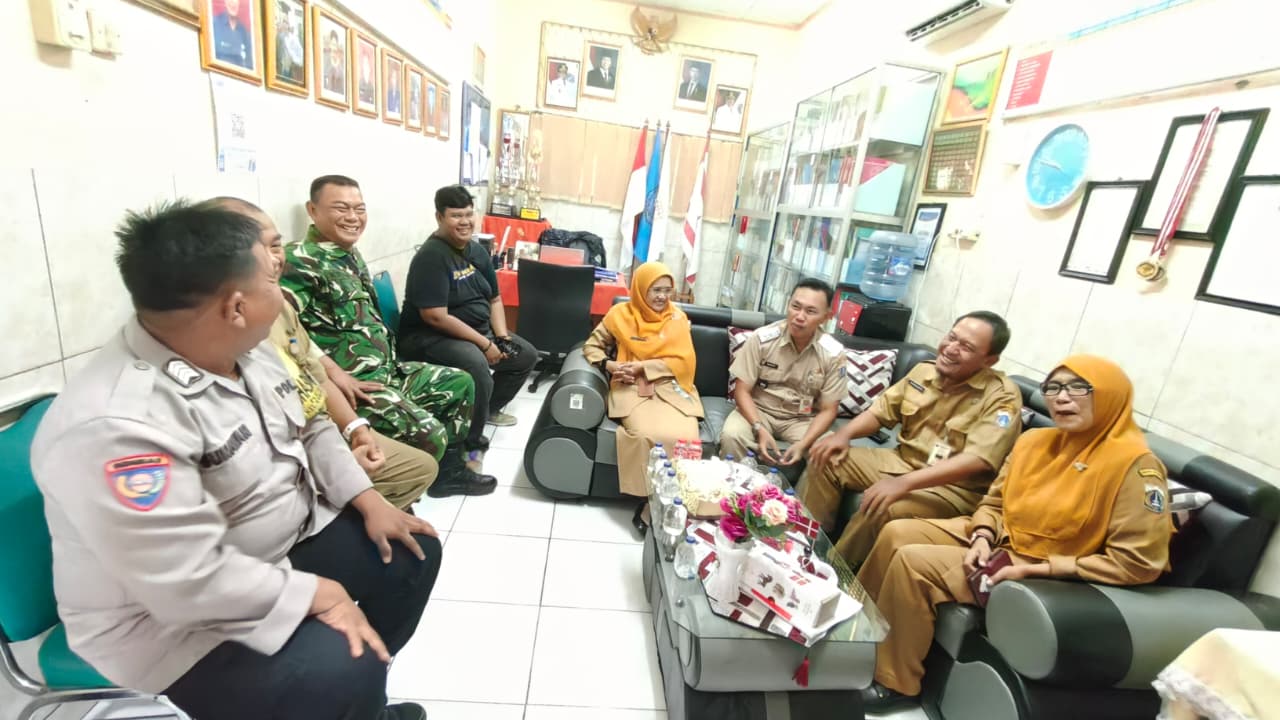 Lurah Rawa Badak Selatan Dampingi Kunjungan Staf Kedutaan Besar Denmark ke SDN Rawa Badak 05 Keluarahan Rawa Badak Selatan, 4