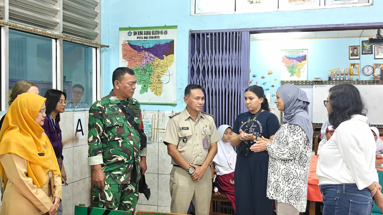 Lurah Rawa Badak Selatan Dampingi Kunjungan Staf Kedutaan Besar Denmark ke SDN Rawa Badak 05 Keluarahan Rawa Badak Selatan, 1
