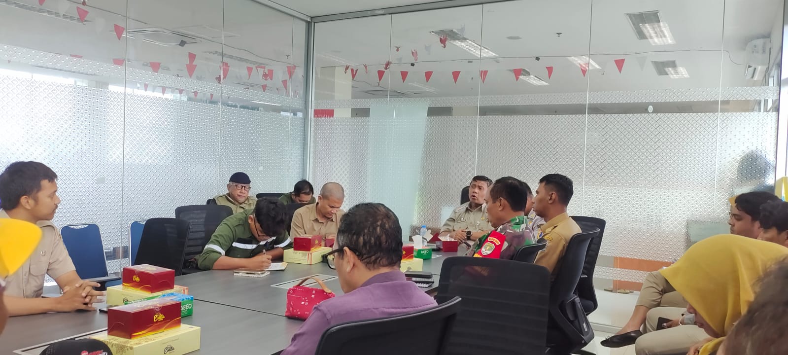 Sekretaris Kelurahan dan Kasi Ekonomi Pembangunan Hadiri Rapat Koordinasi Pembangunan Jembatan Kali Layar 7