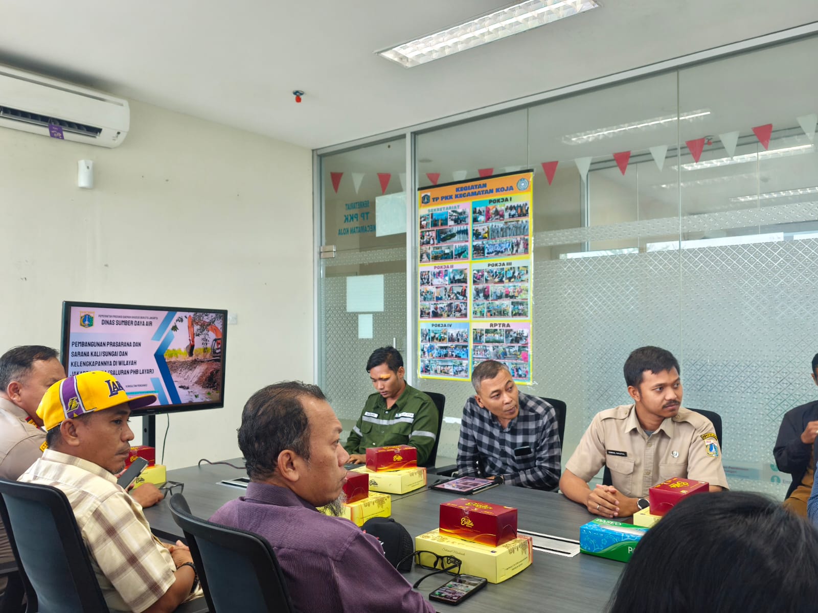 Sekretaris Kelurahan dan Kasi Ekonomi Pembangunan Hadiri Rapat Koordinasi Pembangunan Jembatan Kali Layar 6