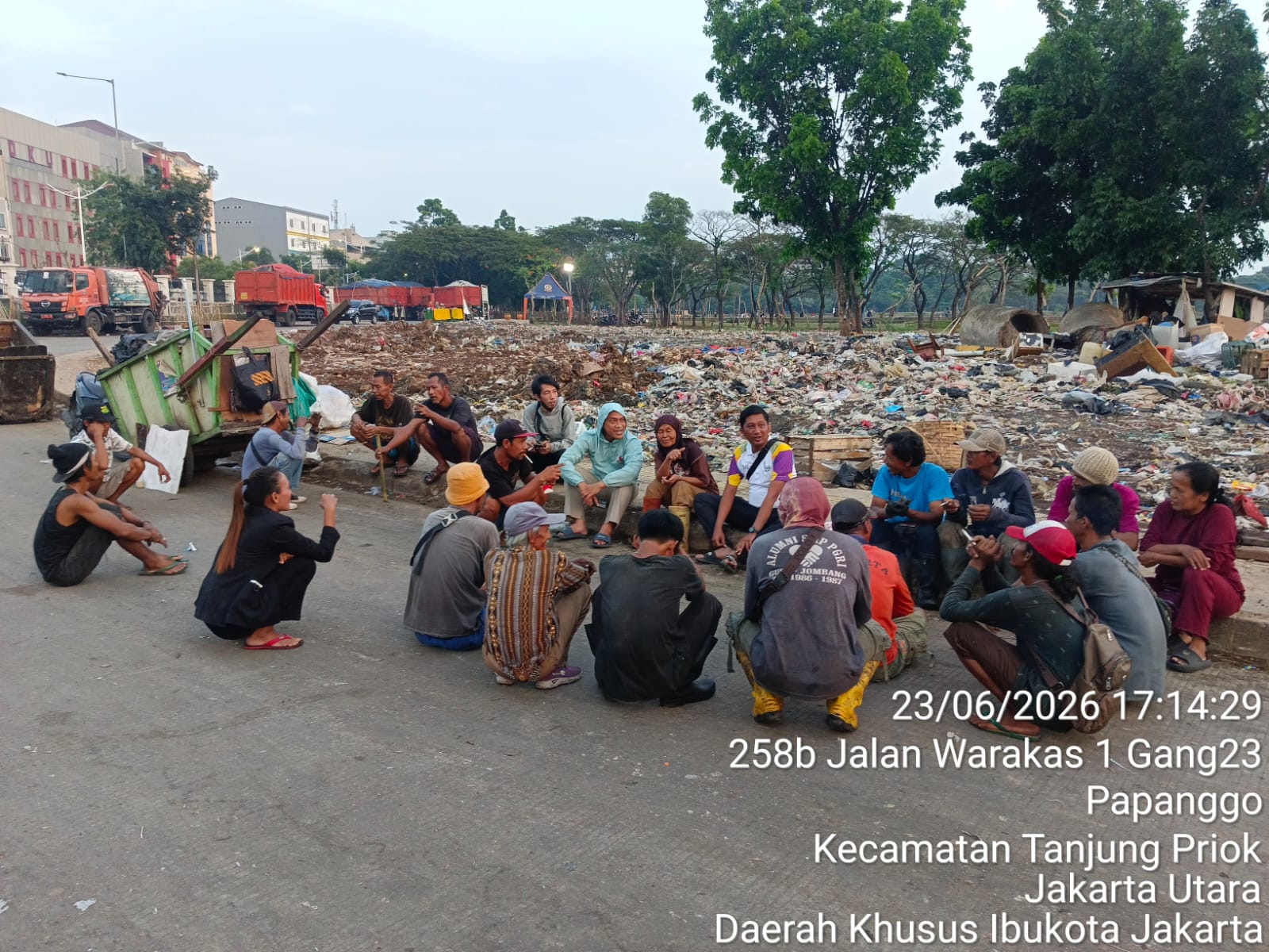 Wakil Camat Tanjung Priok Berikan Sosialisasi Penanganan Sampah kepada Pemulung di TPS 3R Waduk Cincin Papanggo 2