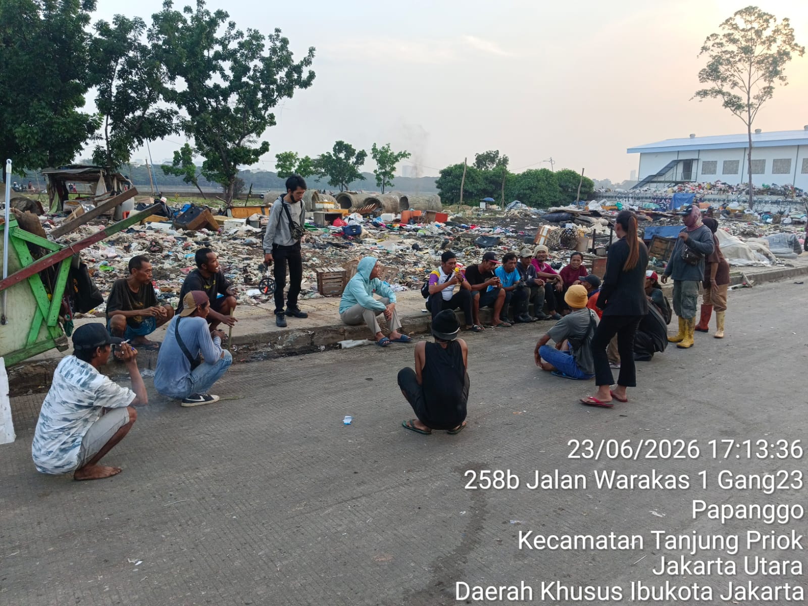 Wakil Camat Tanjung Priok Berikan Sosialisasi Penanganan Sampah kepada Pemulung di TPS 3R Waduk Cincin Papanggo 1