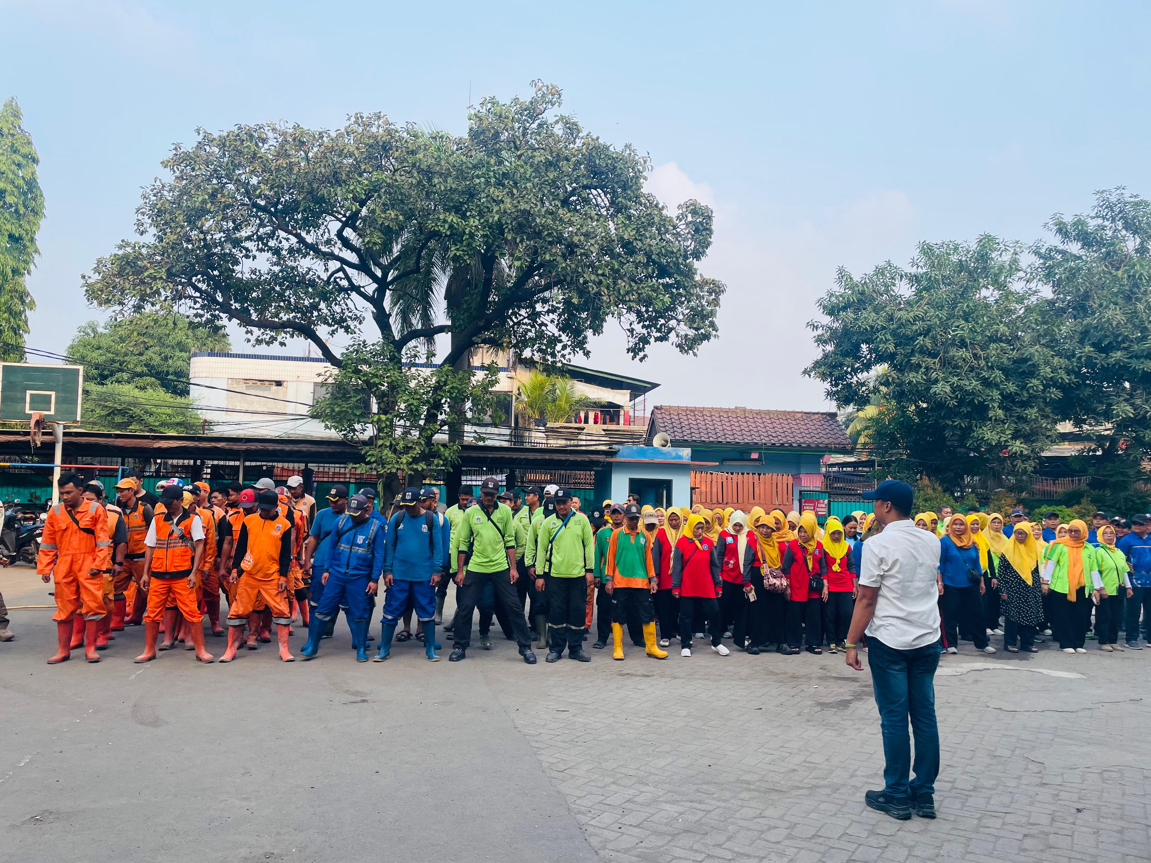 Kerja Bakti masal di wilayah RW.009 Kelurahan Semper Barat 1
